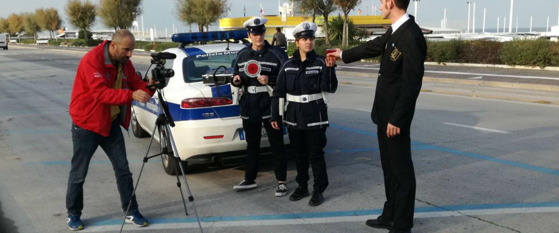 Riprese del vvideo: alunni interpretano agenti della Polizia Municipale