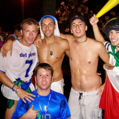 Mirco Acquarelli assieme ad amici per i mondiali del 2006.